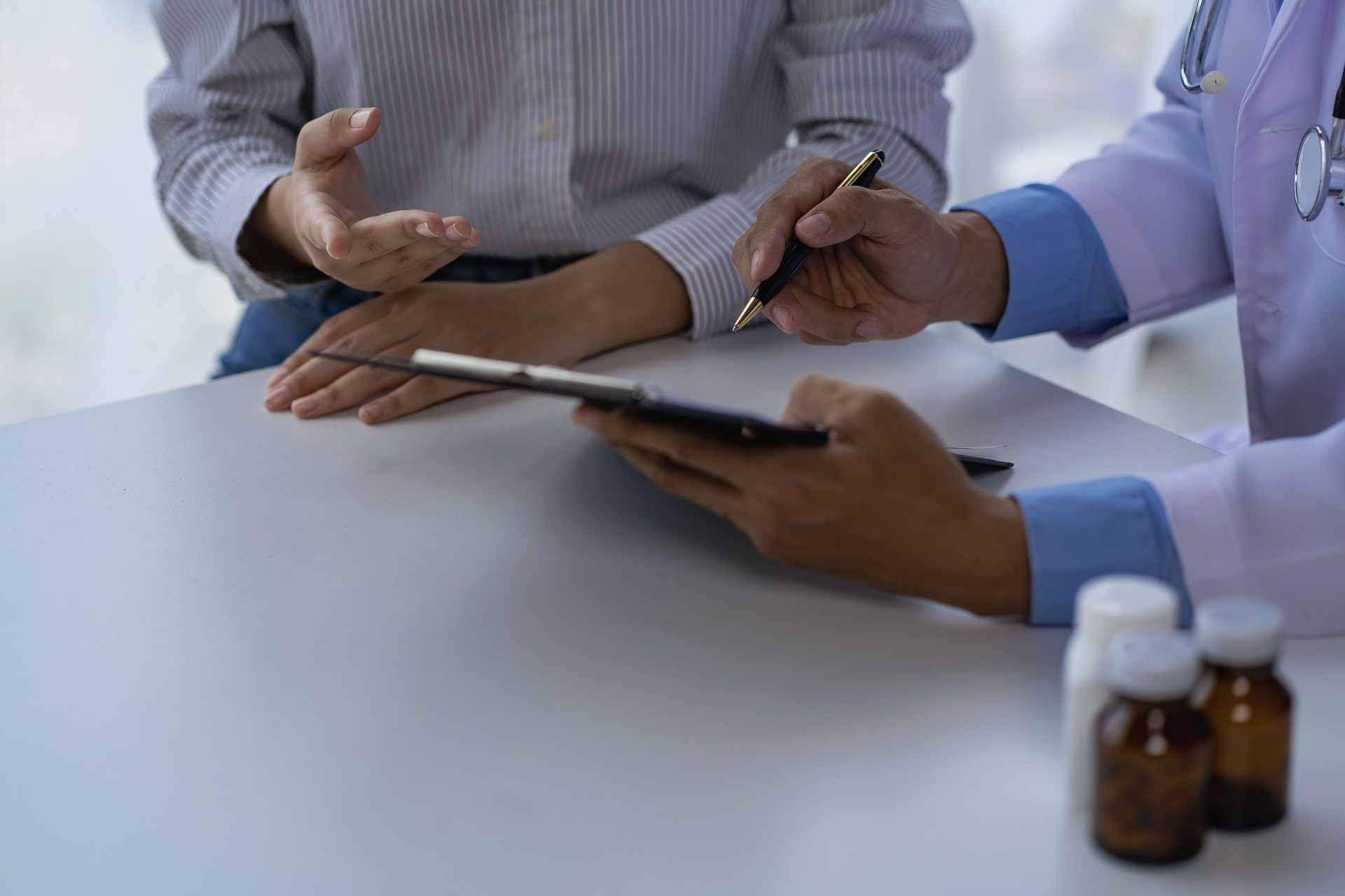 Médico conversando com paciente no consultório da clínica Paciente do sexo feminino sentado na cadeira médica enquanto explica ao médico sobre o problema de saúde no hospital, conceito de consultor