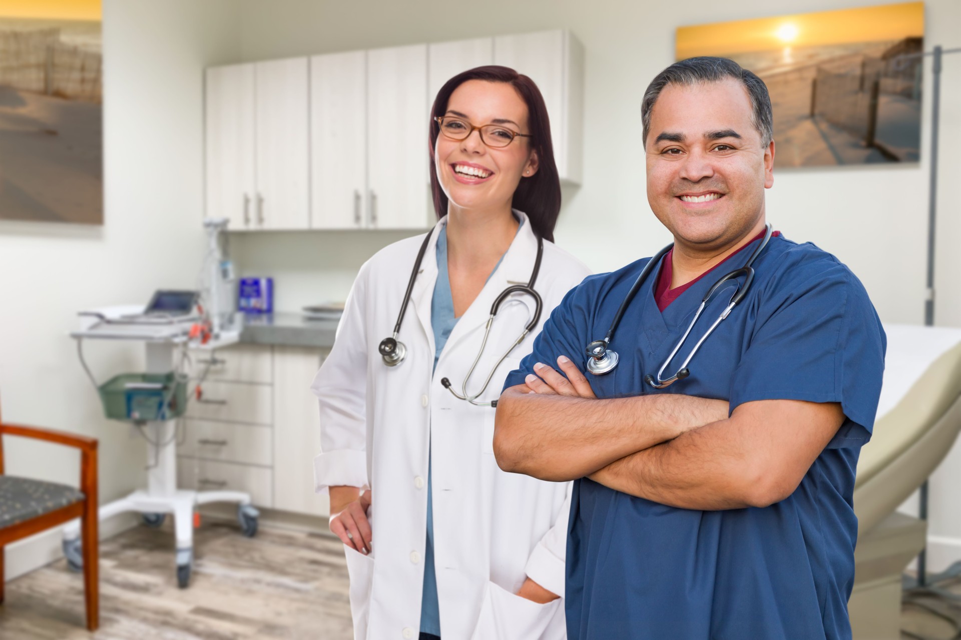 Doutor fêmea latino-americano masculino e caucasiano que está no escritório