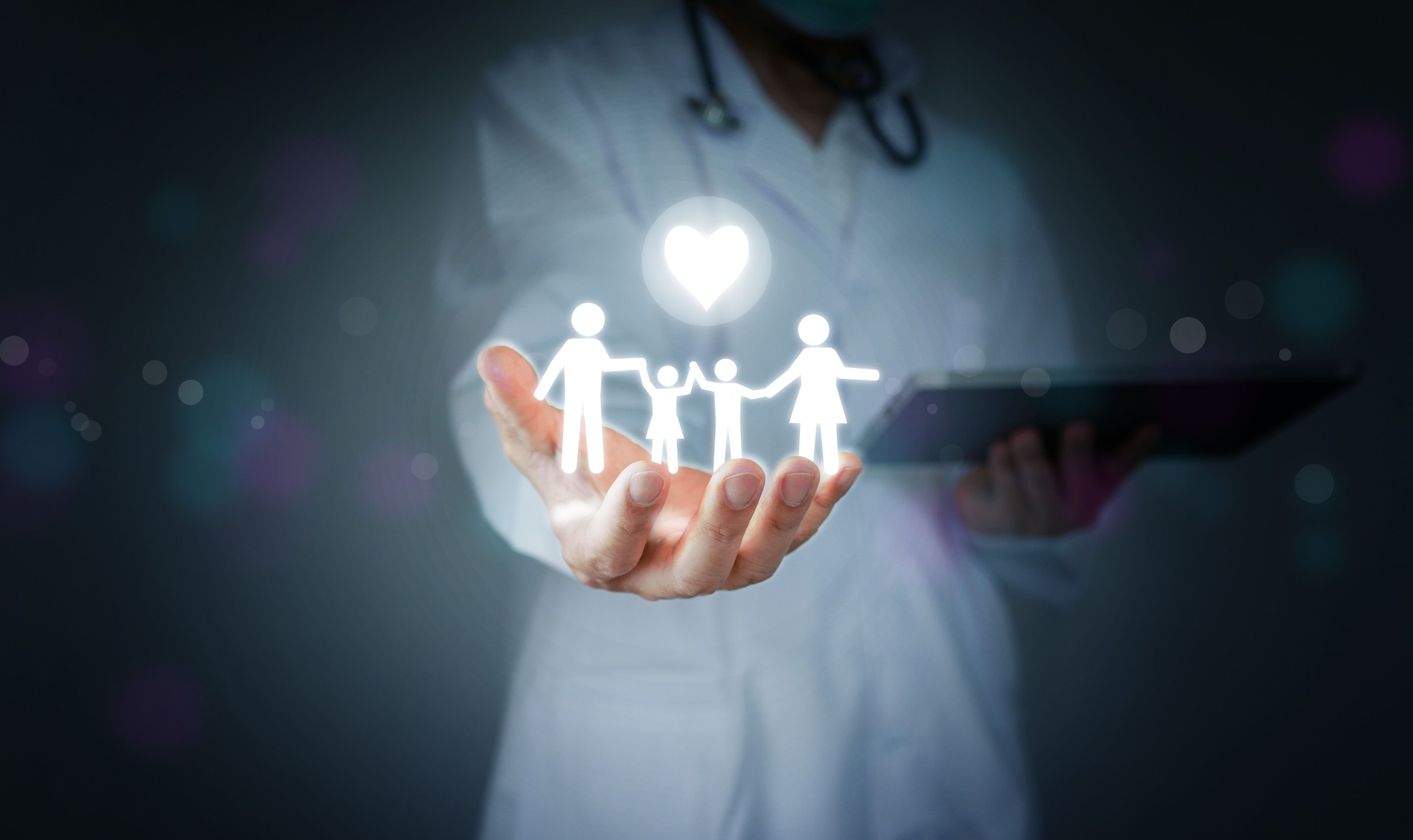 Médico segurando o ícone brilhante da família com símbolo de coração, representando cuidados médicos, seguro de saúde, proteção, segurança e suporte de bem-estar para pais e filhos.